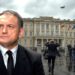 S. Buškevičius prie Krašto apsaugos ministerijos pastato niūriame karinės įtampos fone