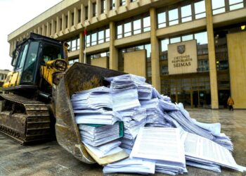 Buldozeris stumia dokumentų krūvą prie Lietuvos Respublikos Seimo