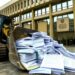 Buldozeris stumia dokumentų krūvą prie Lietuvos Respublikos Seimo