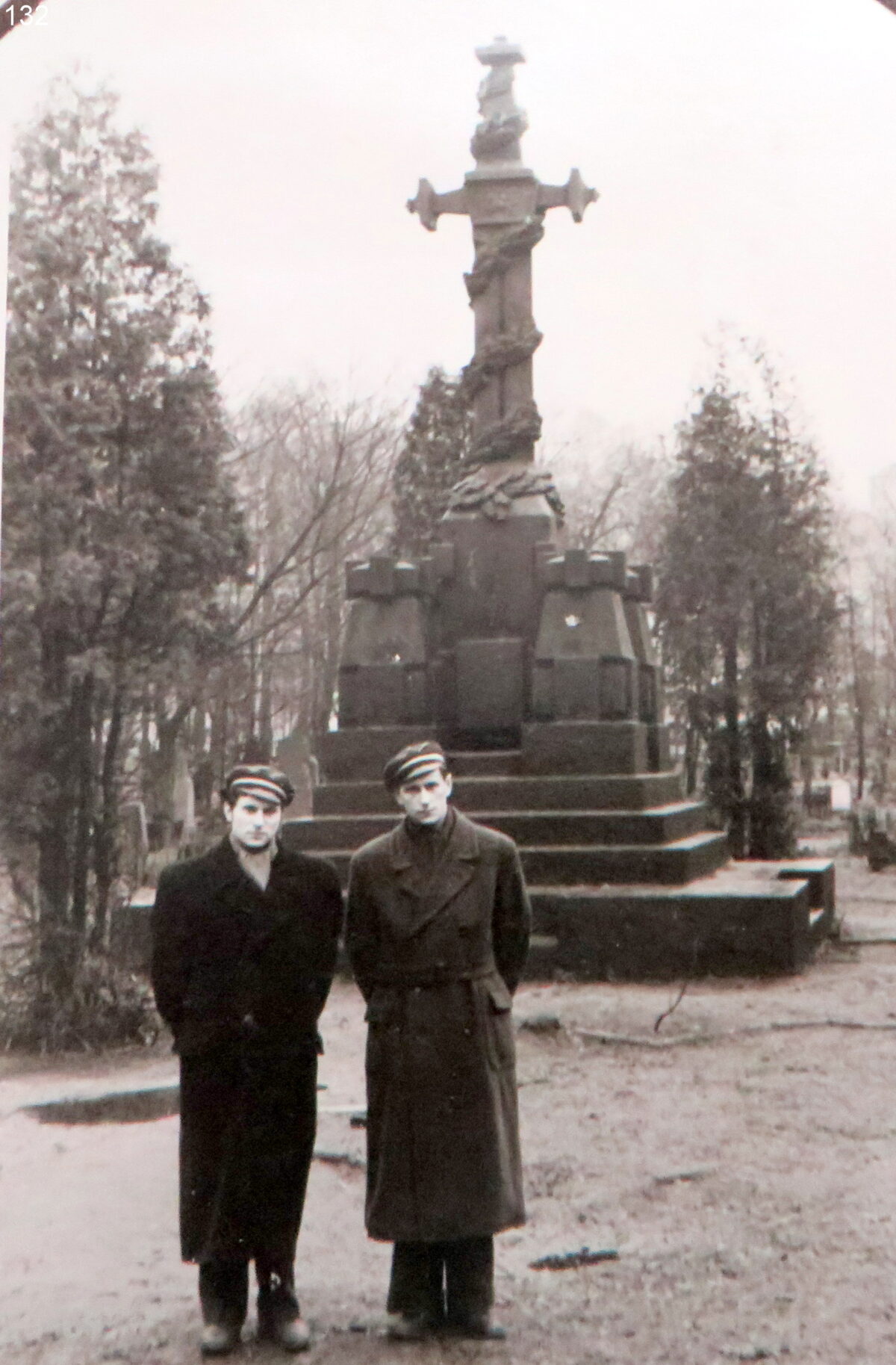 2.Kauno Senosiose kapinėse prie sovietų išniekinto, bet dar nenugriauto paminklo "Žuvome dėl Tėvynės" - jaunimo pogrindinės antisovietinės organizacijos nariai - tuometiniai studentai Adolfas Gurskis ir Zigmas Tamakauskas (dešinėje). Apie 1958 m.
