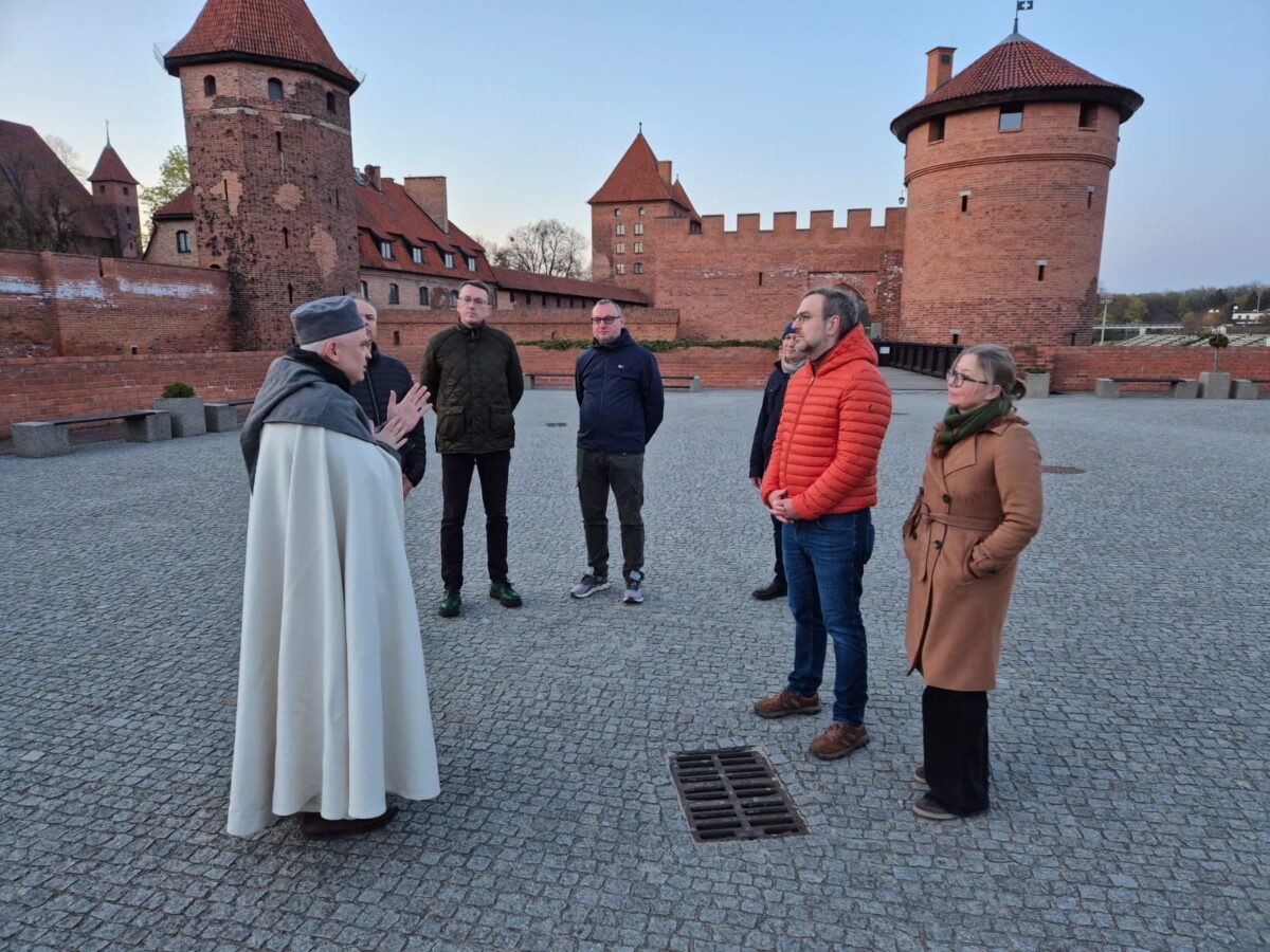 Valdovų rūmų muziejaus specialistai su Malborko gidais aiškinasi, ką galėtų pritaikyti Vilniuje 