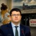Vytautas Sinica gimdymo namų uždarymo temos koliaže su motina ir naujagimiu bei Kauno Krikščioniškųjų gimdymo namų pastatu
