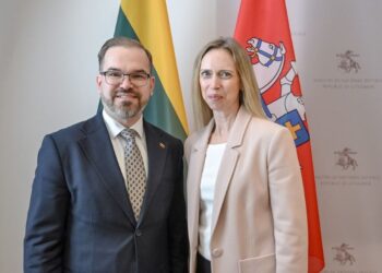 R. Kaunas ir Kara K. Makdonald