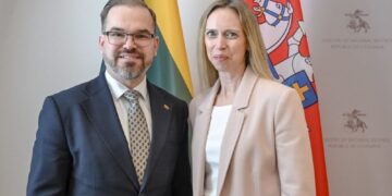 R. Kaunas ir Kara K. Makdonald