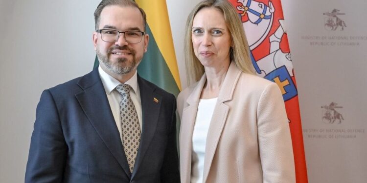 R. Kaunas ir Kara K. Makdonald