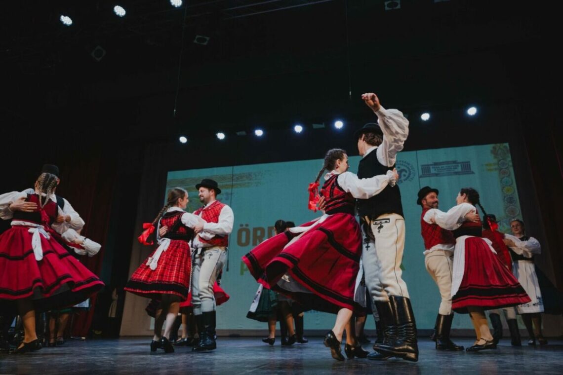 Folkloro ansamblis „Ördögtérgye“ iš Rumunijos