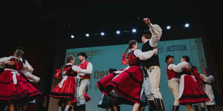 Folkloro ansamblis „Ördögtérgye“ iš Rumunijos