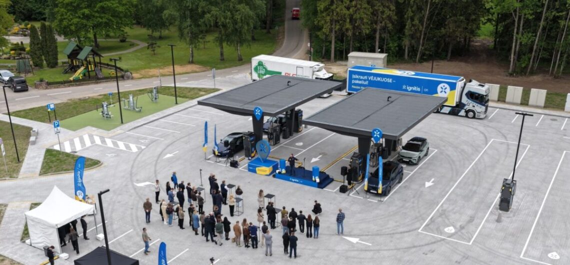 Atidarytas naujos kartos elektromobilių įkrovimo parkas