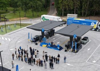 Atidarytas naujos kartos elektromobilių įkrovimo parkas