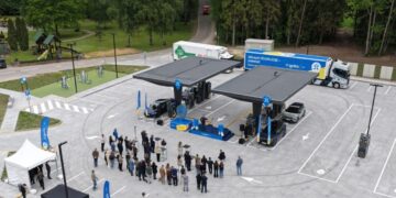 Atidarytas naujos kartos elektromobilių įkrovimo parkas