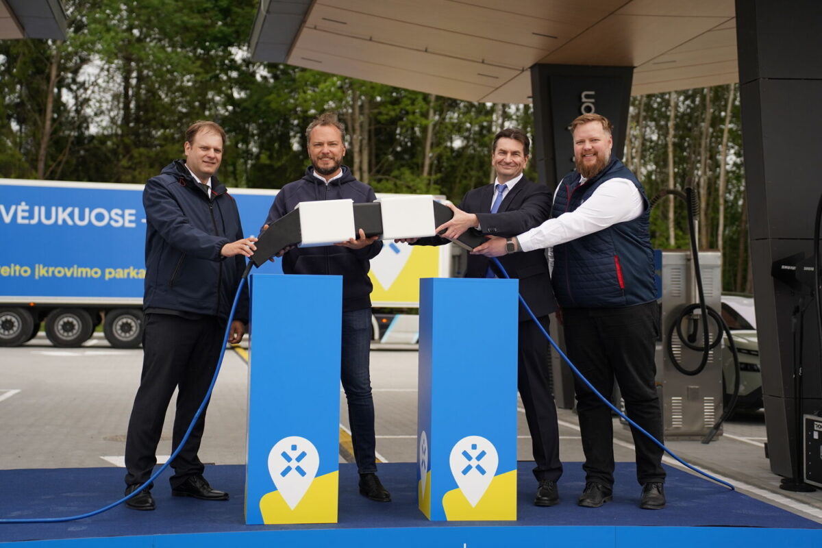 Atidarytas naujos kartos elektromobilių įkrovimo parkas