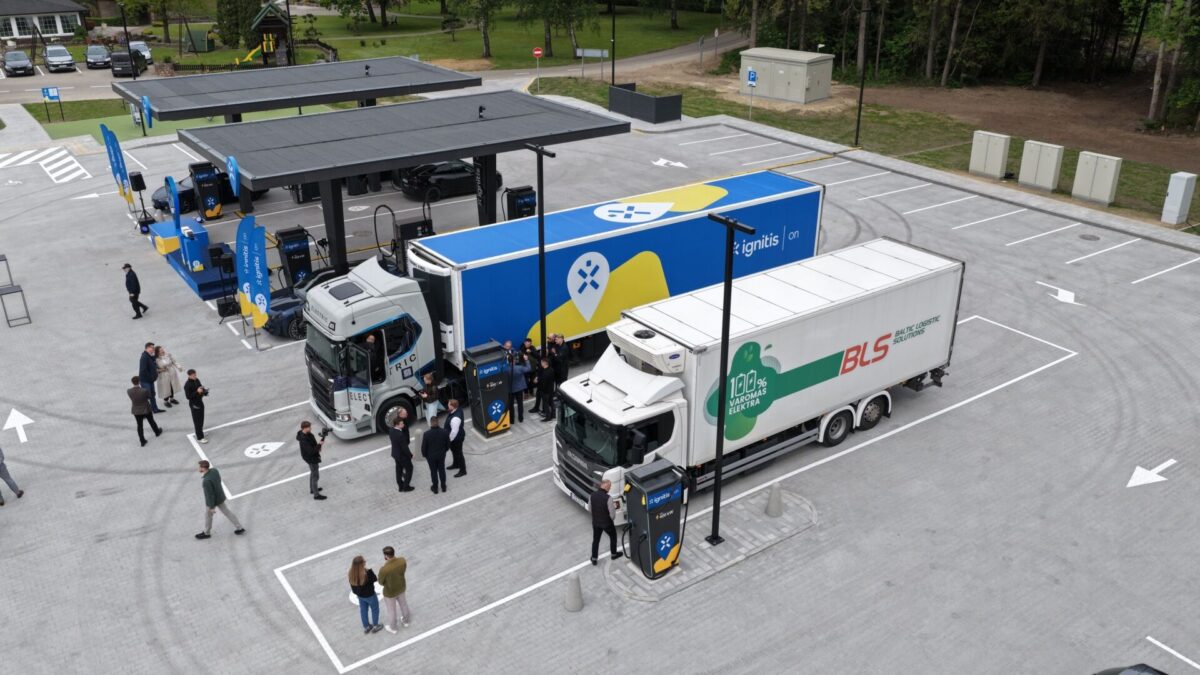 Atidarytas naujos kartos elektromobilių įkrovimo parkas