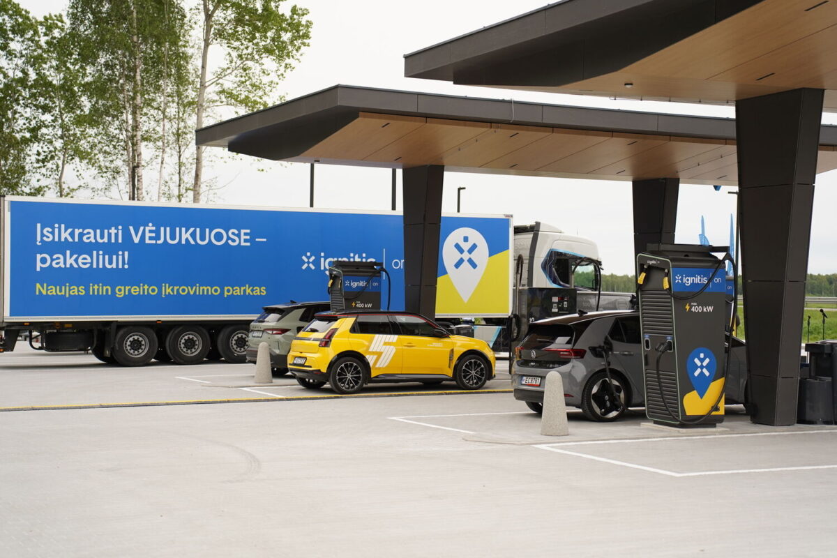 Atidarytas naujos kartos elektromobilių įkrovimo parkas
