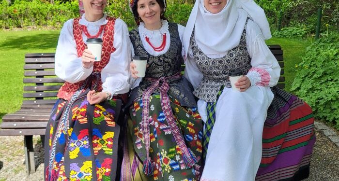 Tautadienis kviečia puoštis tautiniu drabužiu