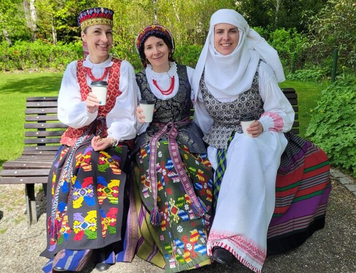 Tautadienis kviečia puoštis tautiniu drabužiu