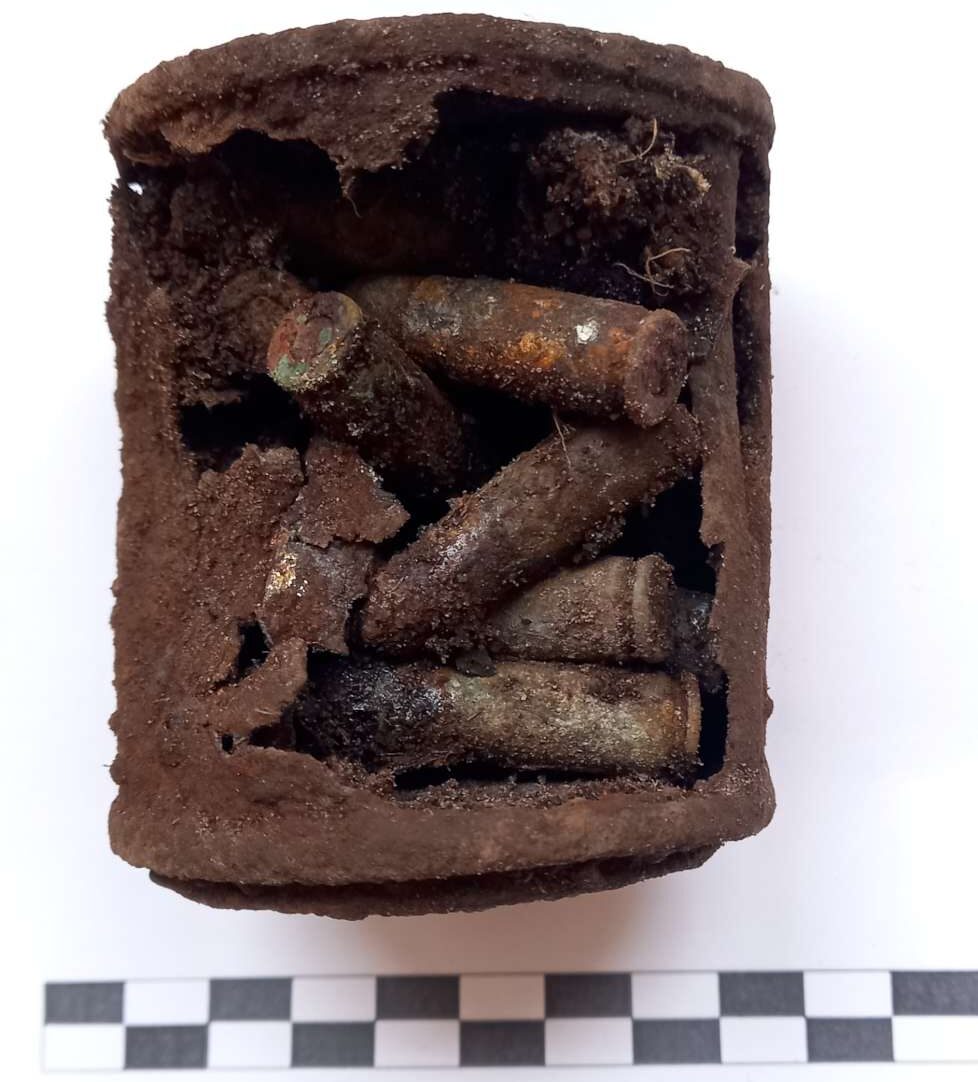 Šaudmenų atsarga uždaryta metalinėje dėžutėje. Žaliamiškis.
