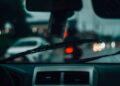 Automobilio priekinis stiklas lietingą dieną. Net ir nedidelė įdauža gali tapti dideliu skilimu, jei laiku nesuremontuojama