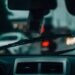 Automobilio priekinis stiklas lietingą dieną. Net ir nedidelė įdauža gali tapti dideliu skilimu, jei laiku nesuremontuojama