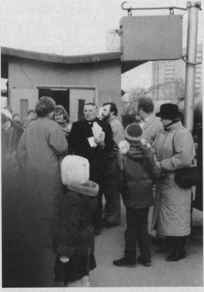 Pirmasis po emigracijos mons. V. Kazlausko atvykimas į Lietuvą 1989 vasario 22 d. 