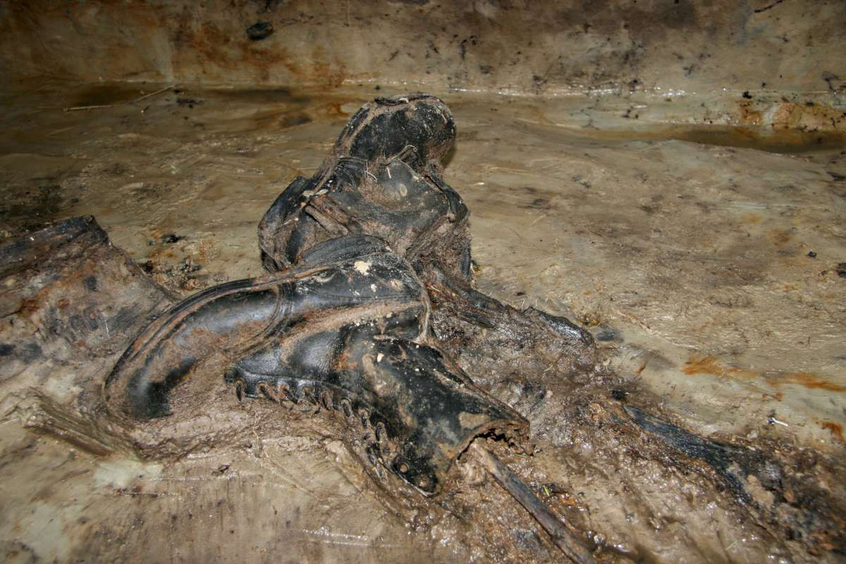 Žuvusių apkase vokiečių parašiutininkų palaikų fragmentai. Vadų miškas, 2013 m. .