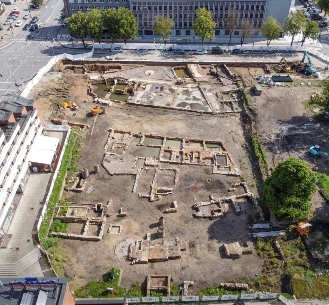 Archeologiniai tyrimai Atgimimo aikštėje