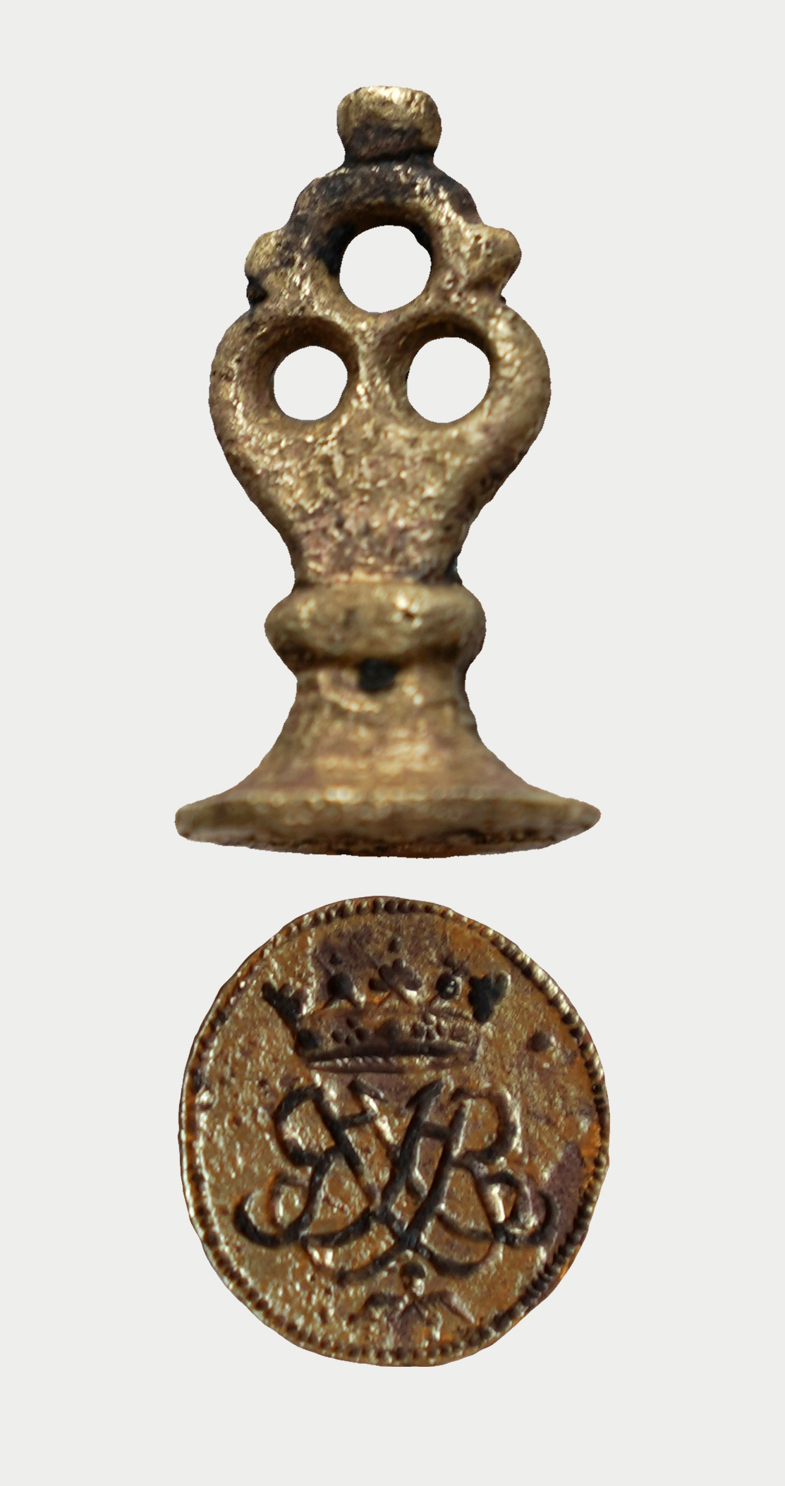 Archeologiniai tyrimai Atgimimo aikštėje. XVIII a. antspaudas su monograma 