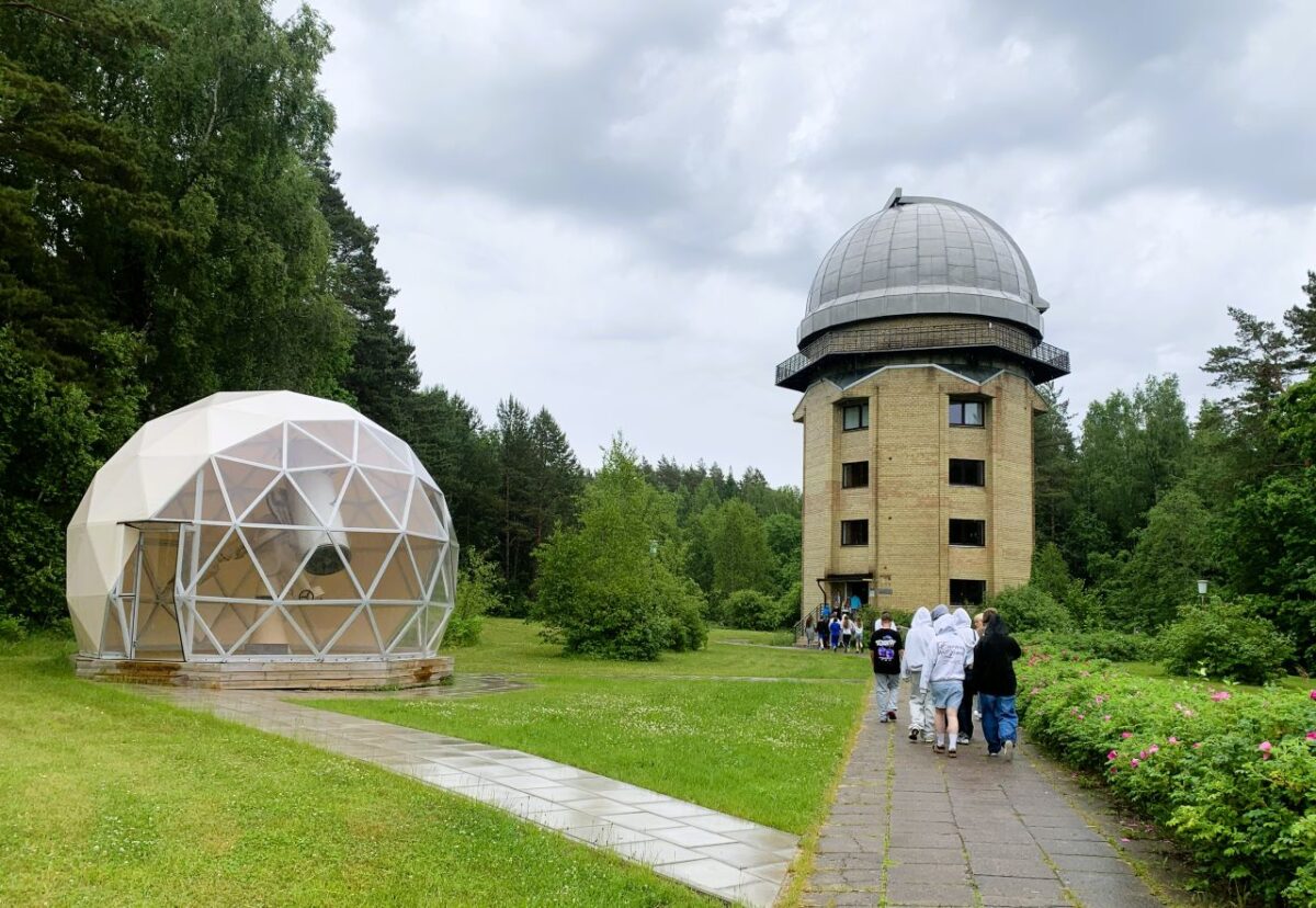 Nuotraukos centre – didžiausias šiaurinėje Europos dalyje teleskopas. Kairėje – istoriniu vadinamas 63 cm skersmens teleskopas, kuriame įmontuotas 1938 m. Kauno observatorijai pirktas veidrodis 