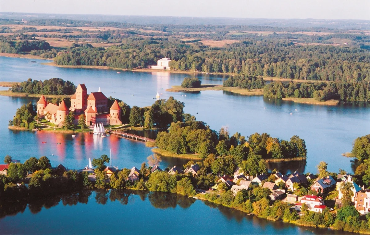 Trakų istorinis nacionalinis parkas: priekyje – Trakų fragmentas, centre – Salos pilis, už ežero – Užutrakio dvaro rūmai 