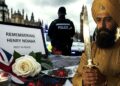 Policijos švyturėliai, ginkluotas sikhas ir aukos atminimo žvakės Didžiosios Britanijos kontekste