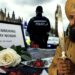 Policijos švyturėliai, ginkluotas sikhas ir aukos atminimo žvakės Didžiosios Britanijos kontekste