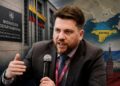Leonidas Volkovas prie Migracijos departamento ir Krymo žemėlapio koliaže