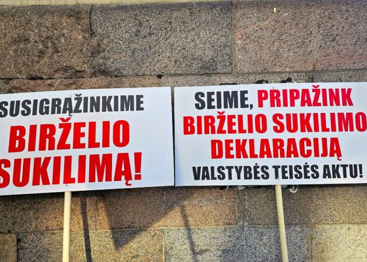 Tautos forumo mitingo dalyvių reikalavimas atkurti Birželio sukilimo deklaracijos teisinę galią