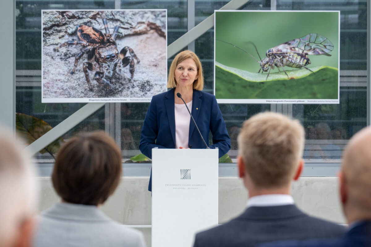 VDU Botanikos sode Prezidento Valdo Adamkaus premija apdovanota aplinkosaugininkė Lina Paškevičiūtė 