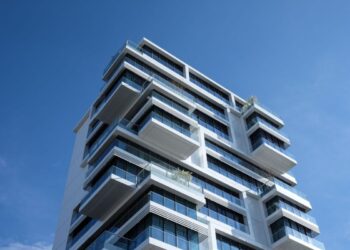 Daugiaukštis namas su įstiklintais balkonais