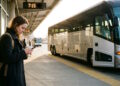 Mergina ruošiasi keliauti autobusu