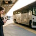 Mergina ruošiasi keliauti autobusu