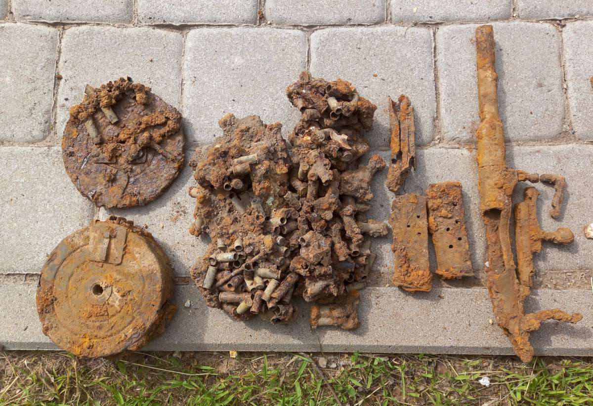 Korozijos paveiktos ginklų dalys, rastos Lazdijų stribyno kieme 2023 m. 