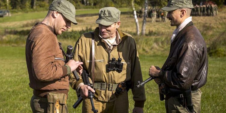 Juozo Lukšos parašiutinio šuolio rekonstruktoriai su ginklų muliažais