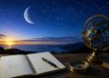 Dylantis Mėnulis virš žvaigždėto dangaus simbolizuoja strateginį mąstymą, planavimą ir astrologines liepos 1-osios prognozes