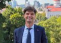 Ignas Vėgėlė Vilniaus senamiesčio fone