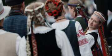 Kai praeitis puošia dabartį – tautinio drabužio atgimimas