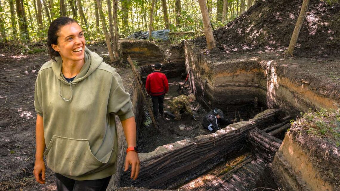 Archeologė Miglė Urbonaitė-Ubė Kukuliškių piliakalnio archeologinių tyrimų vietoje