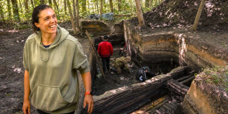 Archeologė Miglė Urbonaitė-Ubė Kukuliškių piliakalnio archeologinių tyrimų vietoje