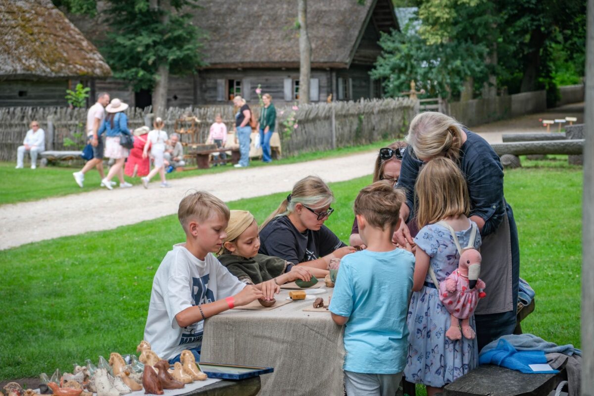 Kleboniškių kaime prasidėjo Senųjų amatų ir mokymų dienos 