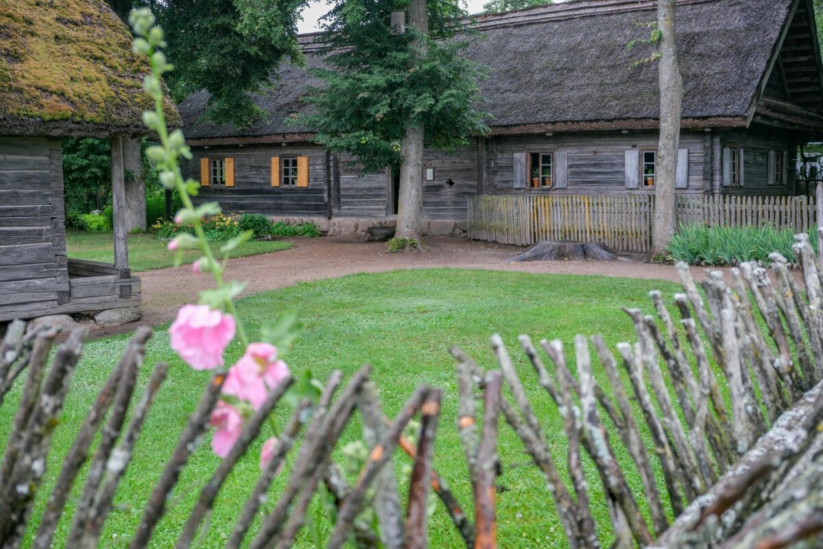Kleboniškių klojime teatras „Labas“ rodys spektaklį „Apie vėles, žemėj klajojančias“ 