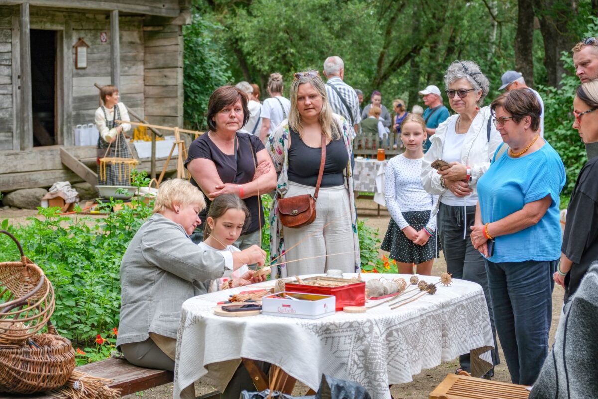 Kleboniškių kaime prasidėjo Senųjų amatų ir mokymų dienos 