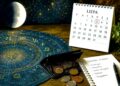 Dylantis Mėnulis, kalendorius ir šeimos biudžeto užrašai simbolizuoja liepos 3-iosios astrologines prognozes ir apdairų finansų planavimą.