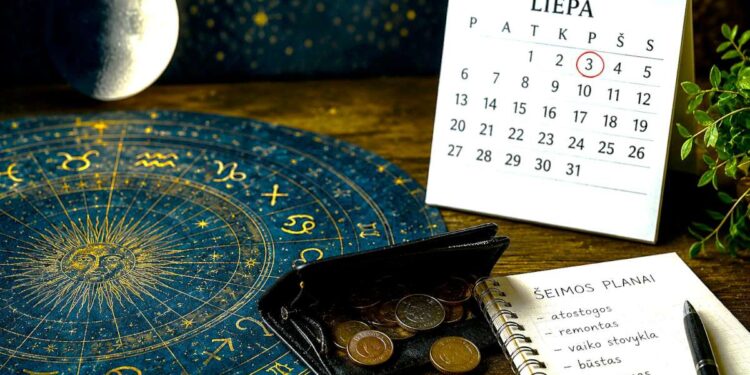 Dylantis Mėnulis, kalendorius ir šeimos biudžeto užrašai simbolizuoja liepos 3-iosios astrologines prognozes ir apdairų finansų planavimą.