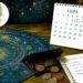 Dylantis Mėnulis, kalendorius ir šeimos biudžeto užrašai simbolizuoja liepos 3-iosios astrologines prognozes ir apdairų finansų planavimą.
