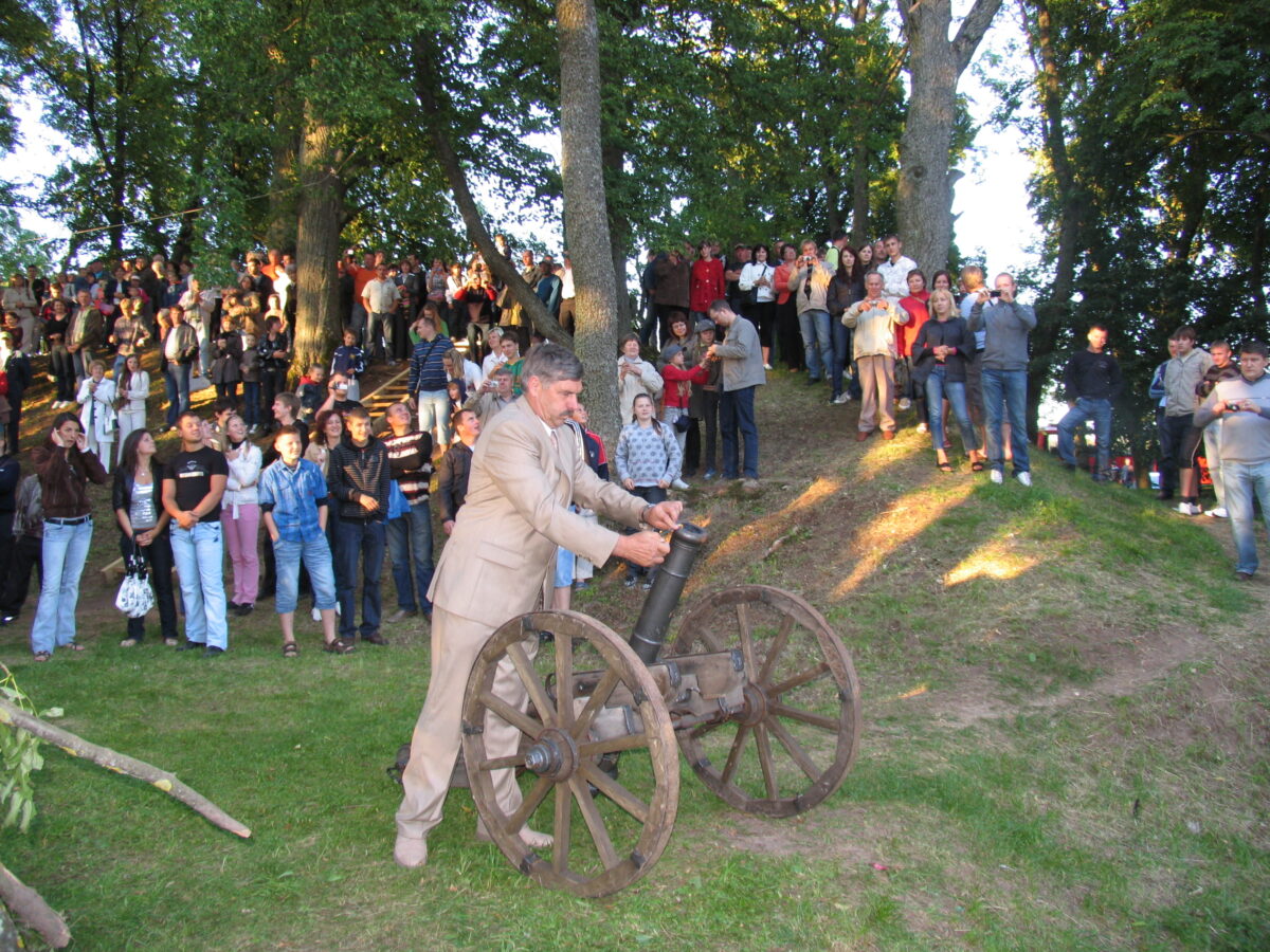 Saločių seniūno A. Mašalo salvės Ąžuolpamūšės piliakalnyje, 2009 m. 